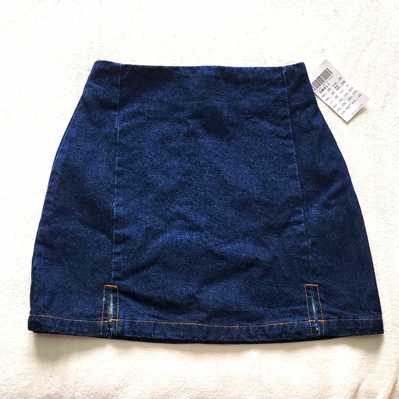 🌼 NWT!! BRANDY MELVILLE DARK WASH DENIM CARA SKIRT SLIT CUTE STURDY - Picture 1 of 8